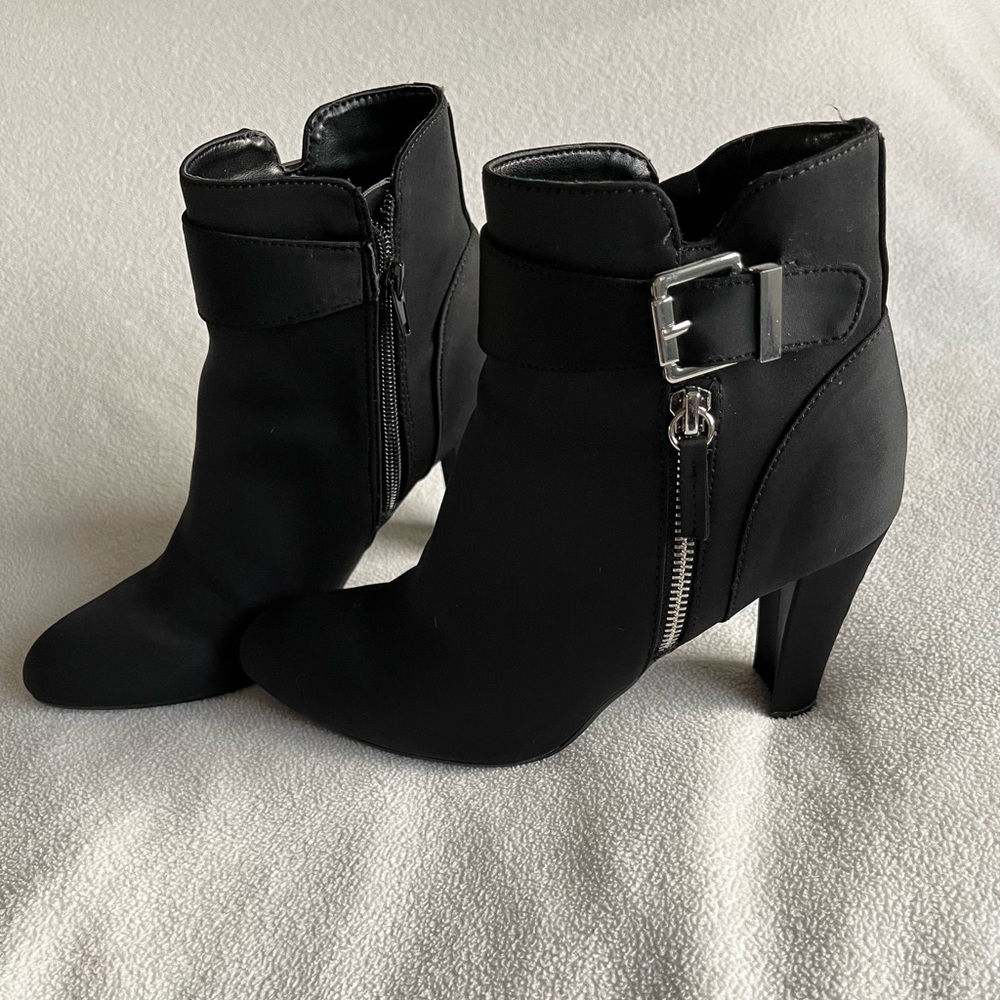 Unisa black heeled booties inside zip size 8 like new condition